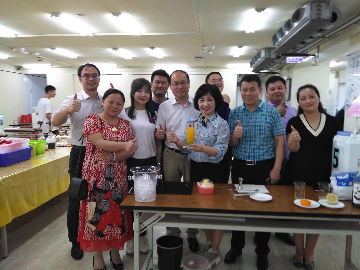 我校参访团队在万能科技大学实训室进行实践操作