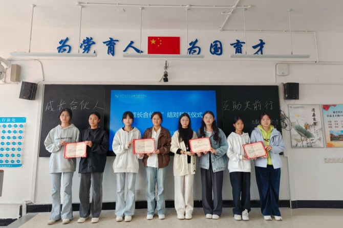 为“小导师”颁发结对聘书.jpg