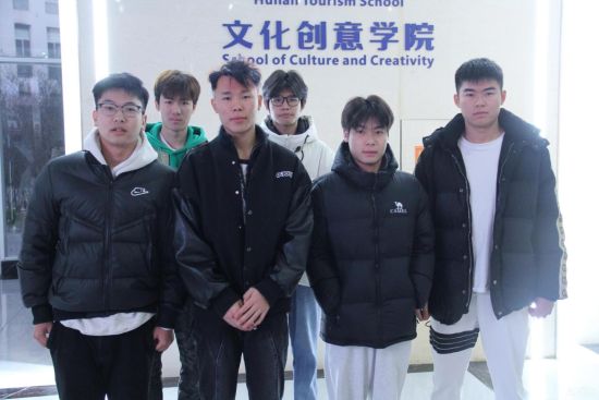 参与救助同学的长沙商贸旅游职院六位学生。 受访者供图