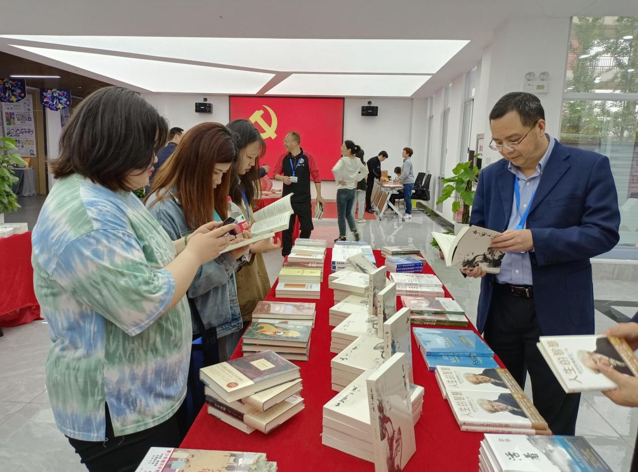 学校图书馆开辟“热门图书展区”和“红色读书角”,吸引师生学习红色经典,传承红色基因。 学校图书馆开辟“热门图书展区”和“红色读书角”,吸引师生学习红色经典,传承红色基因。