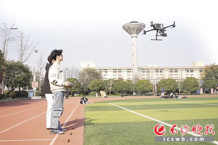 湖南信息职业技术学院学生正在练习操控无人机。均为长沙晚报全媒体记者 林暘 易亿 摄影报道 湖南信息职业技术学院学生正在练习操控无人机。均为长沙晚报全媒体记者 林暘 易亿 摄影报道