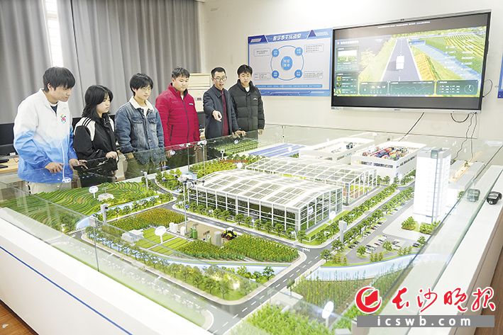 湖南信息职业技术学院的学生利用数字孪生平台,学习智慧农业方面的数据分析。 湖南信息职业技术学院的学生利用数字孪生平台,学习智慧农业方面的数据分析。